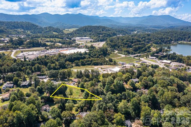 9999 Foxfire Estates Circle, Waynesville, NC 28785