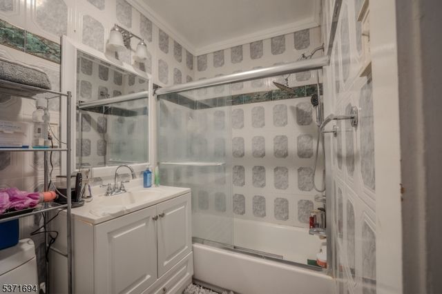 34 Warwick St, East Orange City, NJ 07017