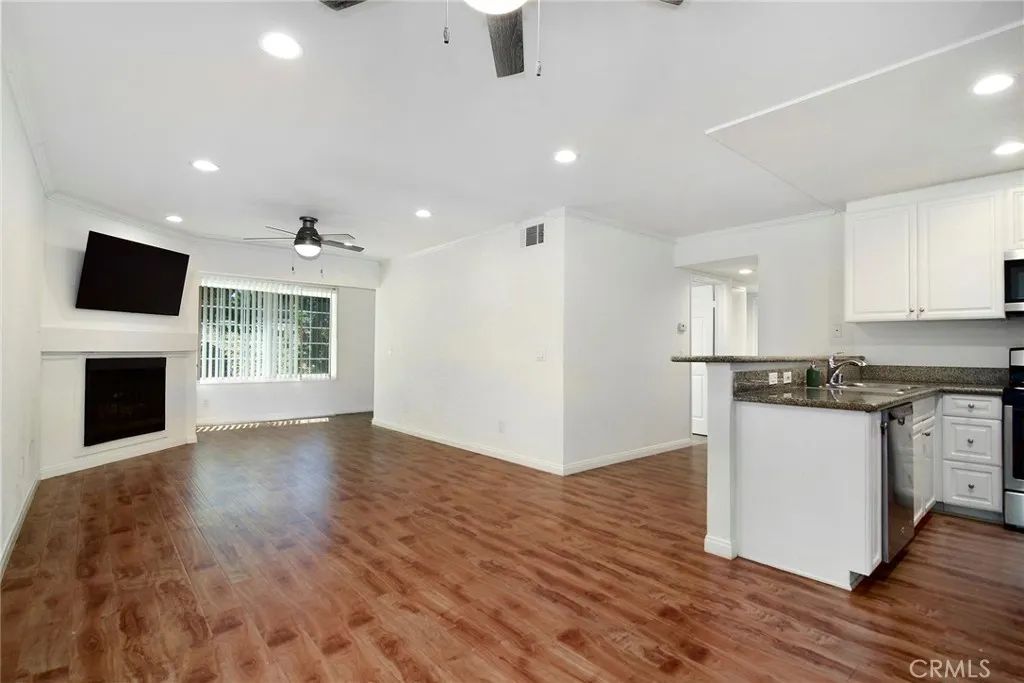 5525 Canoga Avenue 124, Woodland Hills, CA 91367