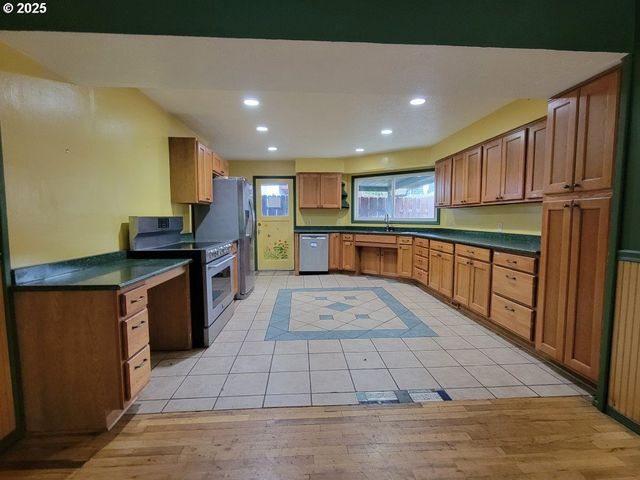 2910 Se HILLYARD Rd, Gresham, OR 97080