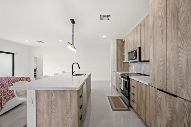 6337 CHORUS DRIVE, Mascotte, FL 34753