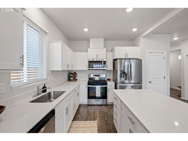2651 FENYA St, Springfield, OR 97477