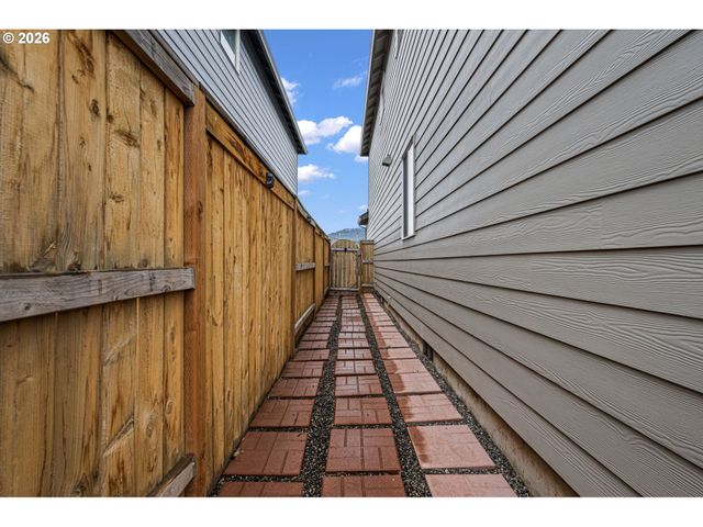2651 FENYA St, Springfield, OR 97477