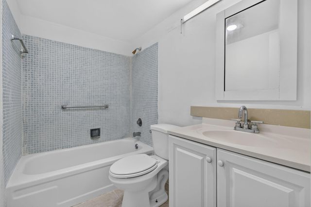 210 Canterbury J 1, West Palm Beach, FL 33417