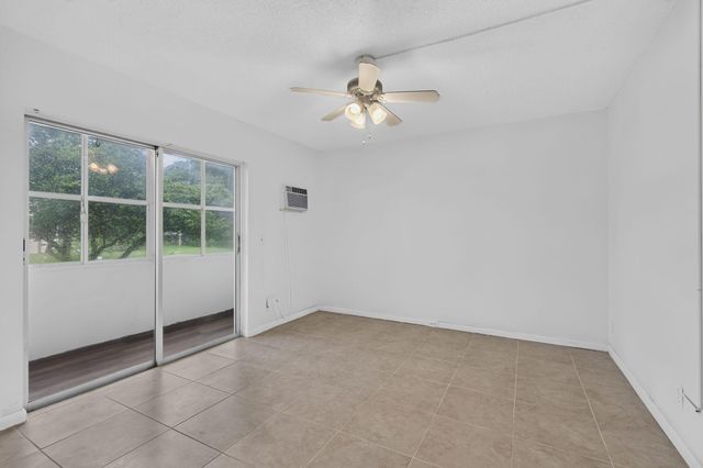 210 Canterbury J 1, West Palm Beach, FL 33417