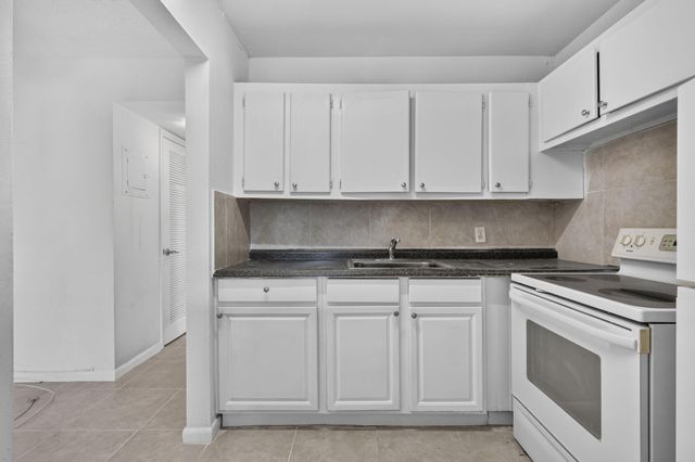 210 Canterbury J 1, West Palm Beach, FL 33417