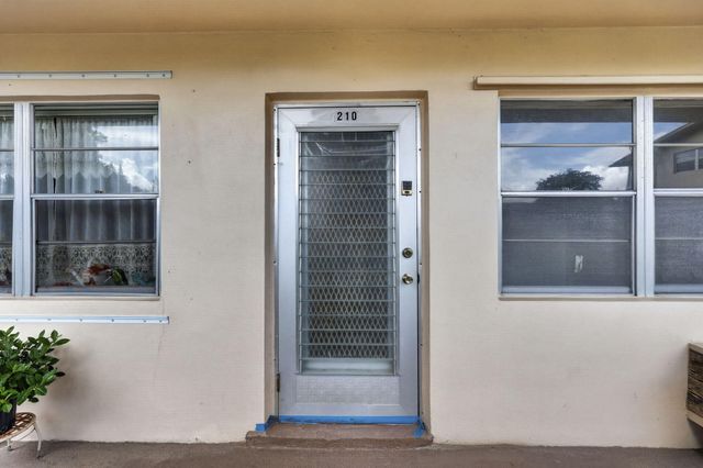 210 Canterbury J 1, West Palm Beach, FL 33417