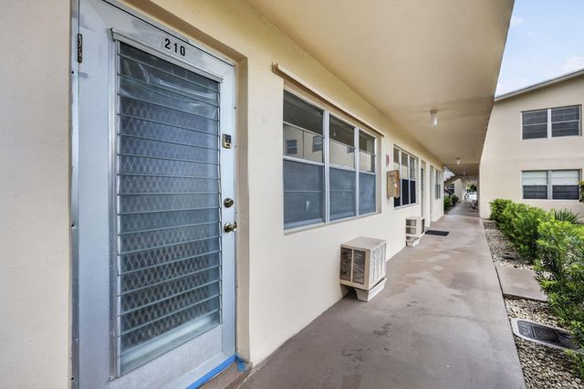 210 Canterbury J 1, West Palm Beach, FL 33417