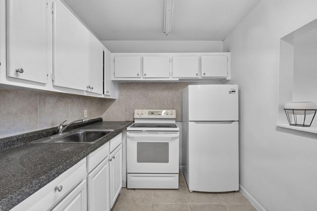 210 Canterbury J 1, West Palm Beach, FL 33417