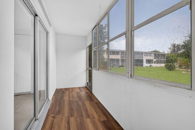 210 Canterbury J 1, West Palm Beach, FL 33417