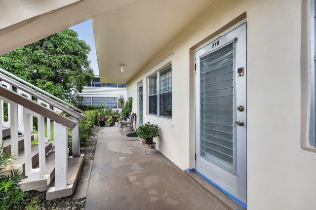 210 Canterbury J 1, West Palm Beach, FL 33417