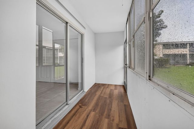 210 Canterbury J 1, West Palm Beach, FL 33417