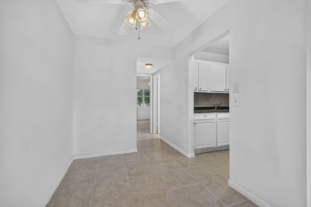 210 Canterbury J 1, West Palm Beach, FL 33417