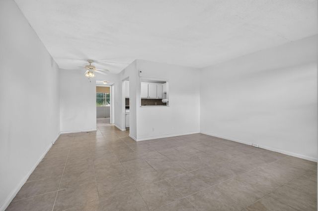 210 Canterbury J 1, West Palm Beach, FL 33417