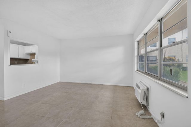 210 Canterbury J 1, West Palm Beach, FL 33417