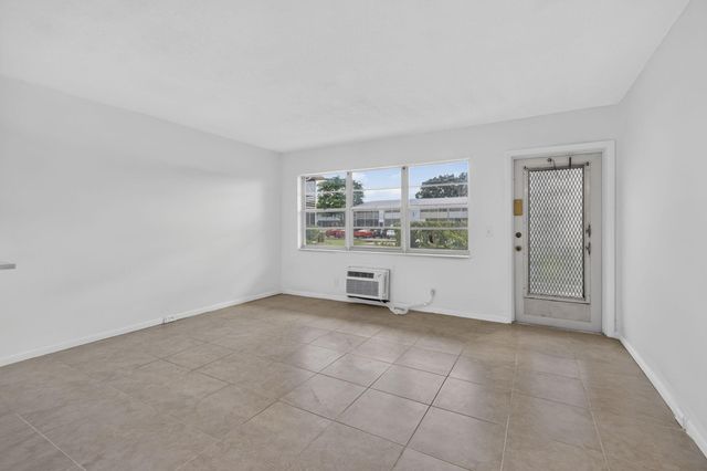 210 Canterbury J 1, West Palm Beach, FL 33417