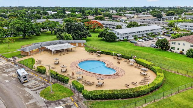 210 Canterbury J 1, West Palm Beach, FL 33417