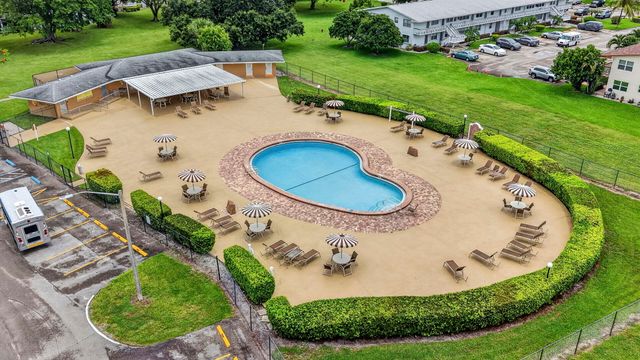 210 Canterbury J 1, West Palm Beach, FL 33417