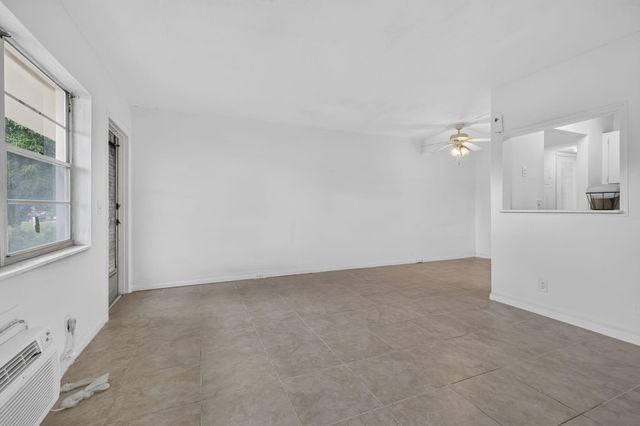 210 Canterbury J 1, West Palm Beach, FL 33417