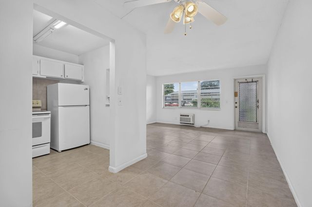 210 Canterbury J 1, West Palm Beach, FL 33417
