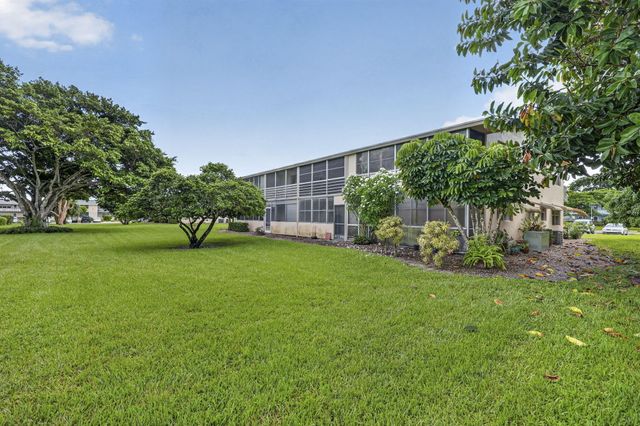210 Canterbury J 1, West Palm Beach, FL 33417