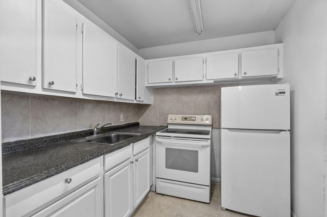 210 Canterbury J 1, West Palm Beach, FL 33417