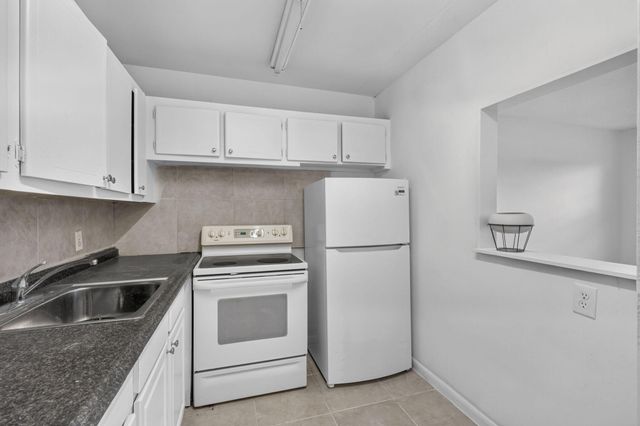 210 Canterbury J 1, West Palm Beach, FL 33417