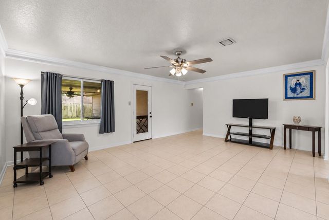 11734 Alamo Dr, La Porte, TX 77571