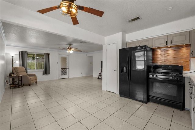 11734 Alamo Dr, La Porte, TX 77571