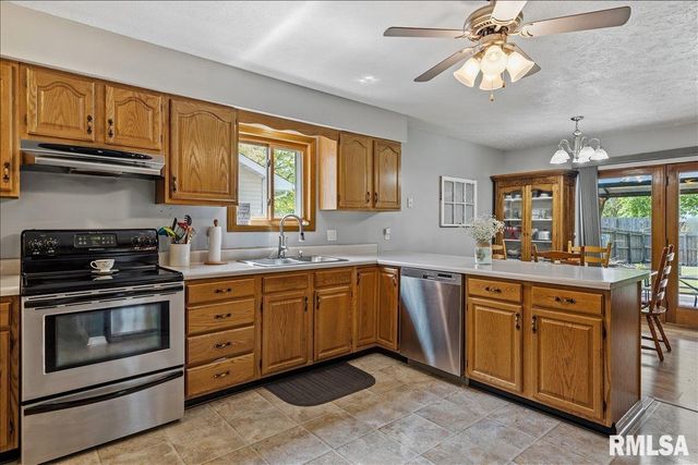 425 Dewberry Trail, Chatham, IL 62629