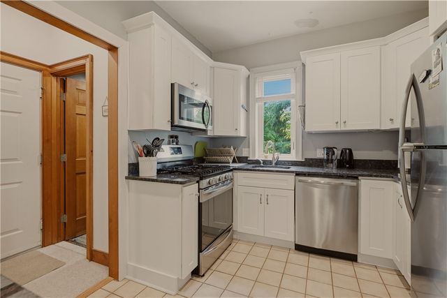 158 Narragansett Avenue U, Newport, RI 02840