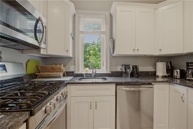 158 Narragansett Avenue U, Newport, RI 02840