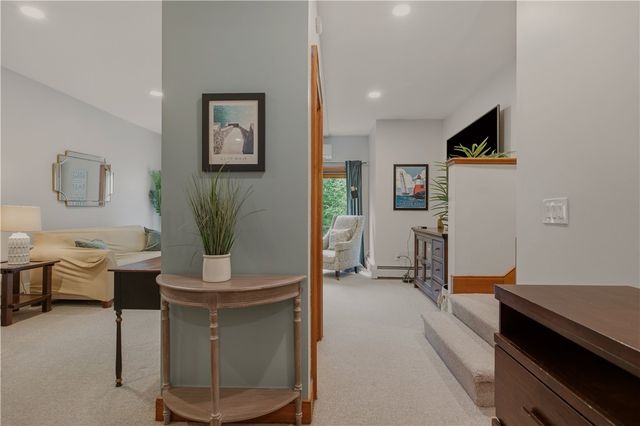 158 Narragansett Avenue U, Newport, RI 02840