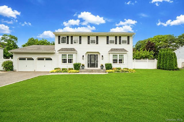 3 Warren Court, Farmingville, NY 11738