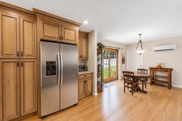 3 Warren Court, Farmingville, NY 11738