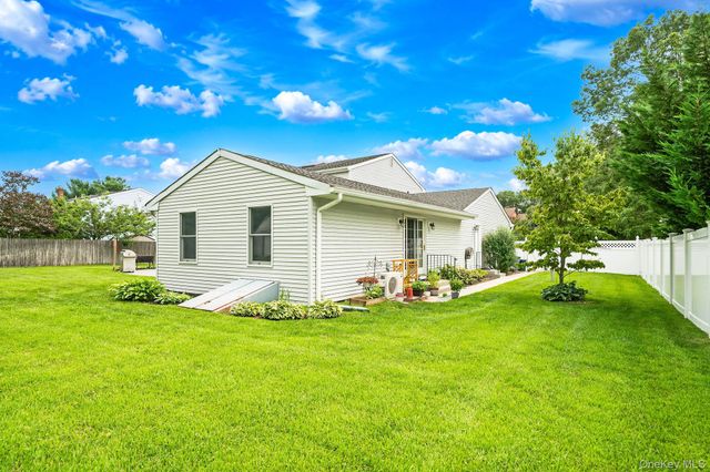 3 Warren Court, Farmingville, NY 11738