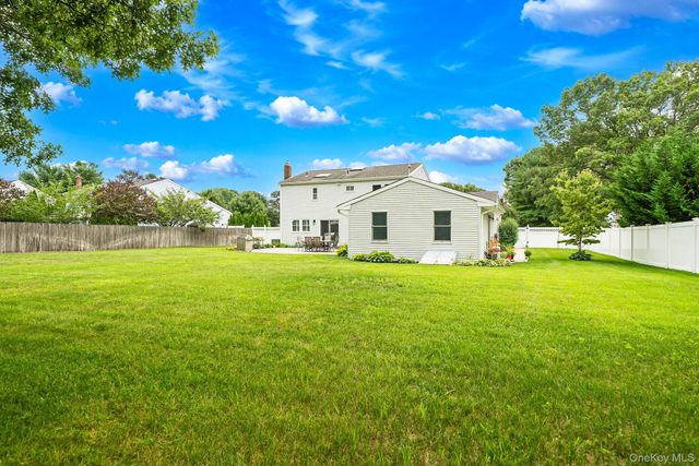 3 Warren Court, Farmingville, NY 11738
