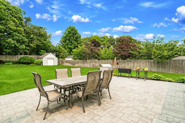 3 Warren Court, Farmingville, NY 11738