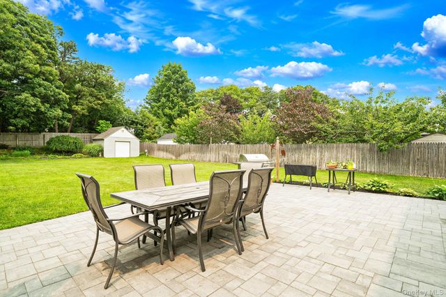3 Warren Court, Farmingville, NY 11738