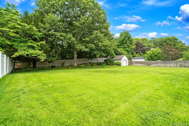 3 Warren Court, Farmingville, NY 11738