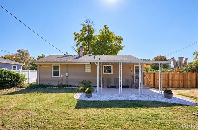209 N Duchesne Drive, St Charles, MO 63301