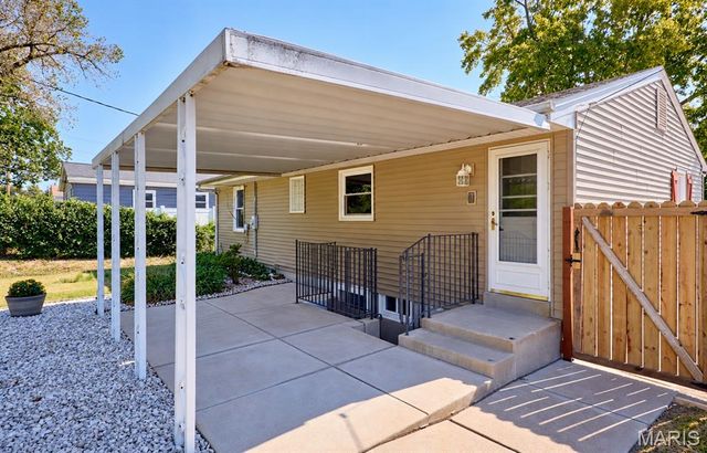 209 N Duchesne Drive, St Charles, MO 63301