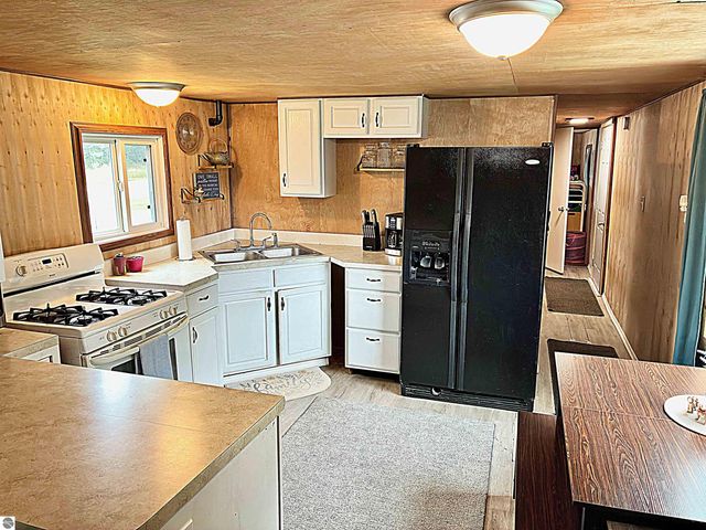 6064 US-31 S, Grawn, MI 49637