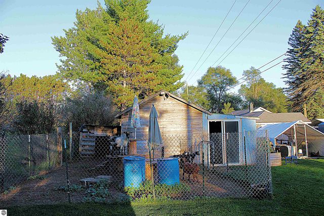 6064 US-31 S, Grawn, MI 49637