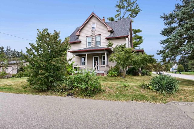 110 NE Division Street, Swisher, IA 52338