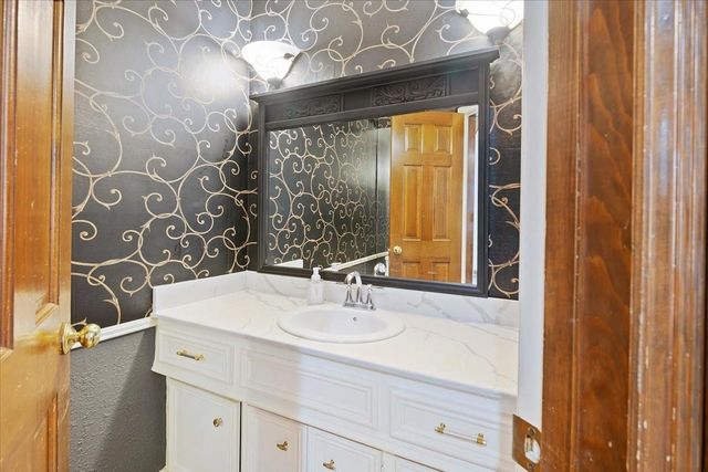 6710 Blue Hills Road, Houston, TX 77069