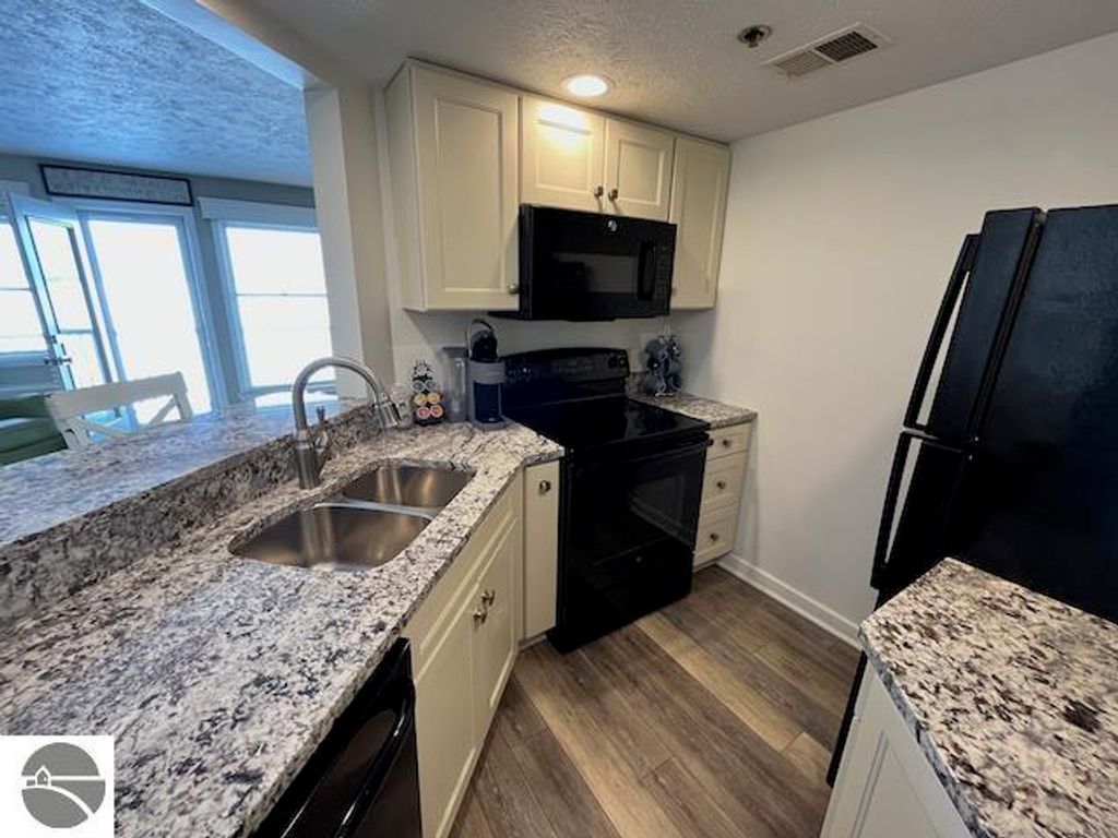 Image 10 of property listing at 2305 US-131 N # 204, Traverse City, MI 49684