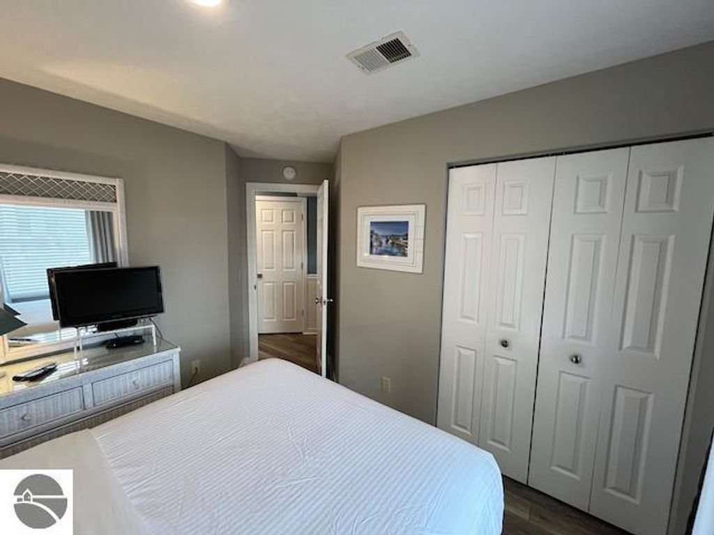 Image 14 of property listing at 2305 US-131 N # 204, Traverse City, MI 49684