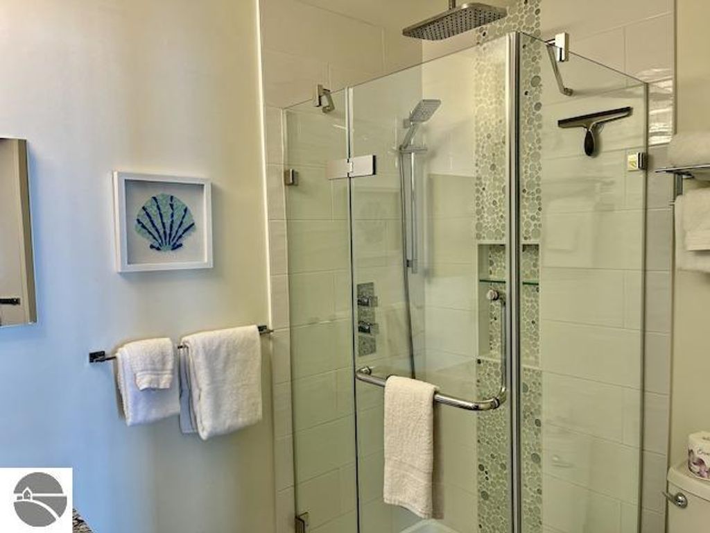 Image 16 of property listing at 2305 US-131 N # 204, Traverse City, MI 49684