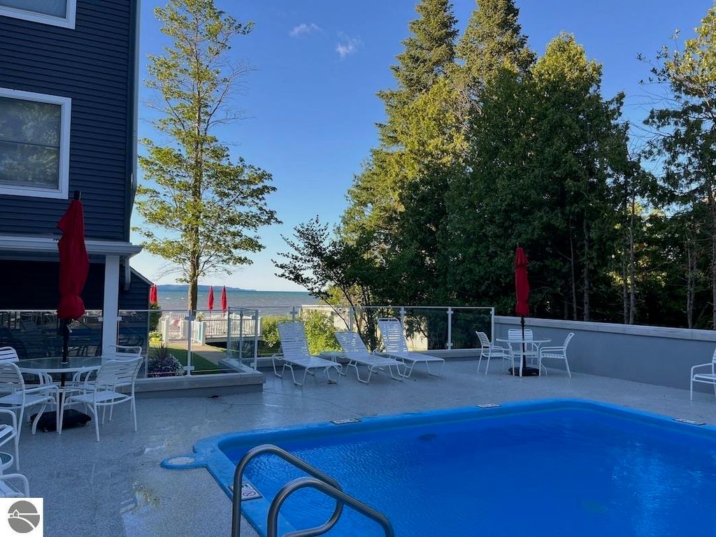 Image 27 of property listing at 2305 US-131 N # 204, Traverse City, MI 49684